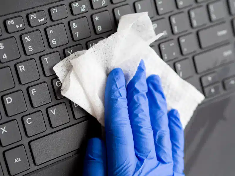 cleaning laptop keyboard